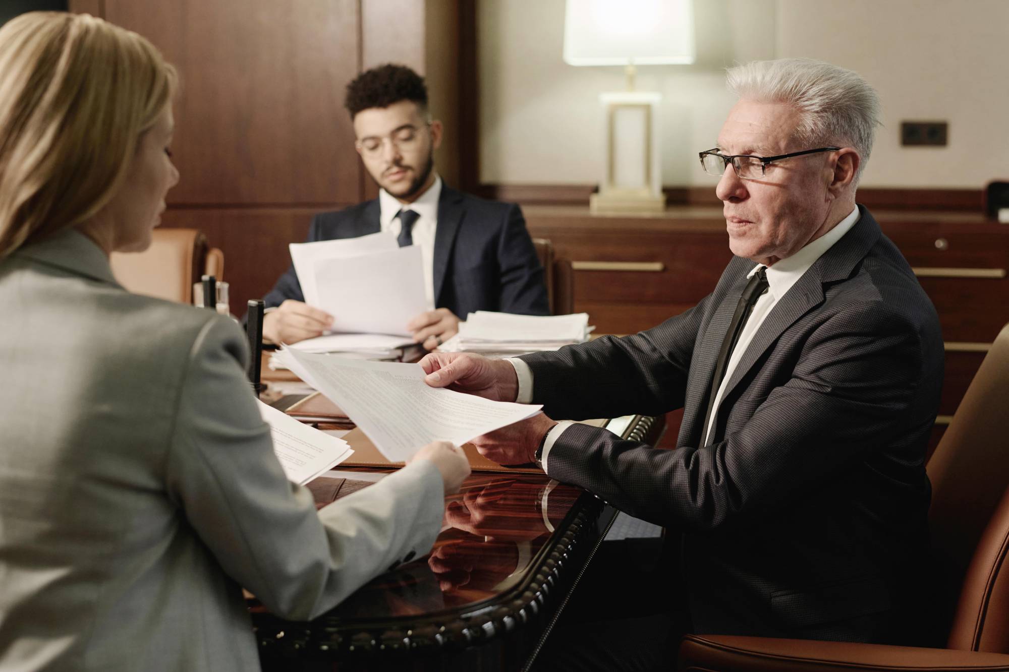 Comment choisir le bon avocat pour son litige civil ou commercial ?